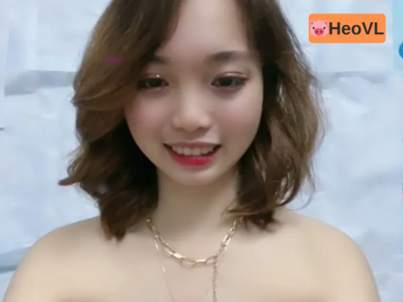 Nữ học sinh cấp 3 quay cận cảnh cái âm đạo to hồng hào