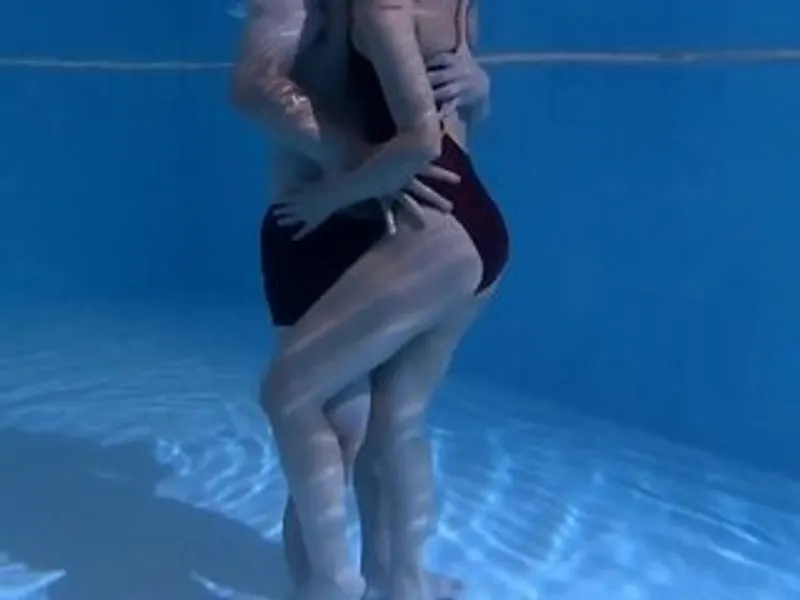 ông chồng lạnh nhạt, vợ yêu lén lút với hlv dạy bơi