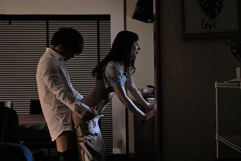 Cấp trên đi công việc, cậu nhân viên đến nhà quan hệ bà xã ông ấy