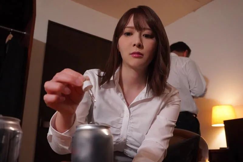 Chuyện lạ khi em thư ký chuốc thuốc anh trưởng phòng để trả bài trong chuyến công tác