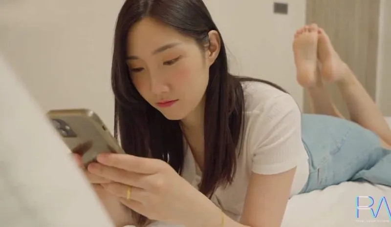 Xinh đẹp nhưng vẫn bị chồng yêu "đi ngoài", vợ yêu buồn tình cho anh giao hàng trả bài luôn