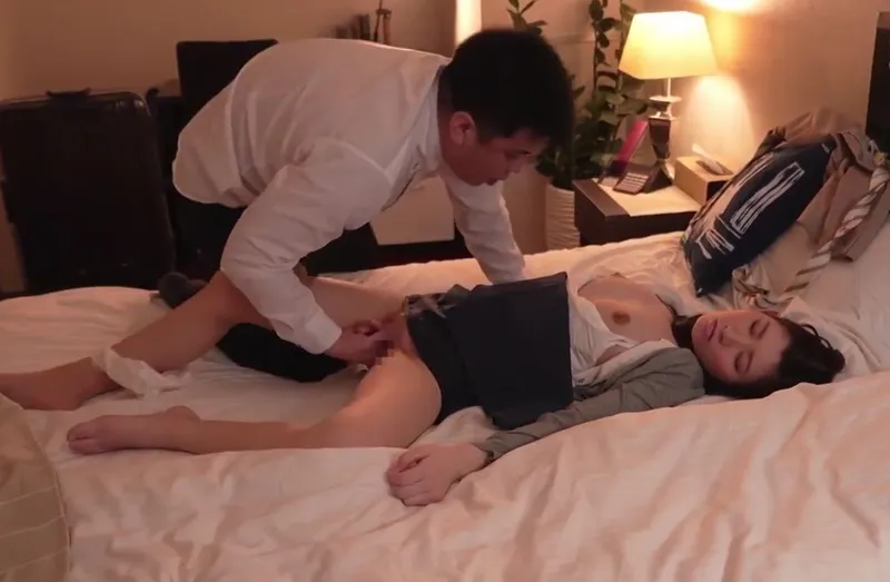 Biết em thư ký sắp kết hôn, sếp chuốc thuốc mê chịch cô nàng cả đêm trong chuyến công tác