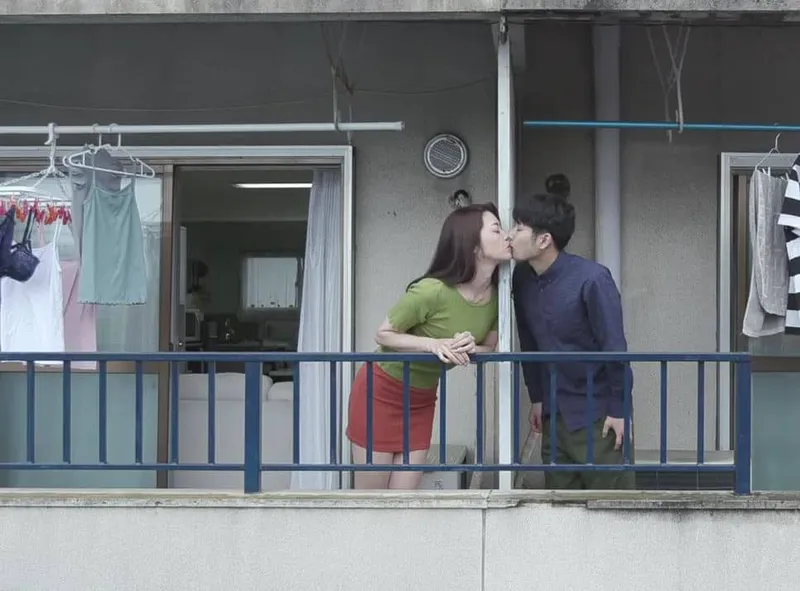 Tiếng rên của chị nhà đối diện cạnh bên và cậu thanh niên được lái máy bay