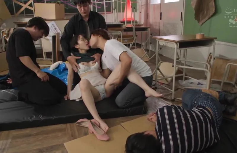 Giúp đỡ cậu anh bồ bị bắt nạt, học sinh nữ dính vào đám côn đồ biến thái