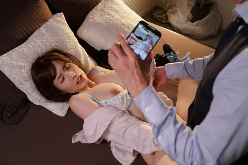 Tiền bối chuốc thuốc em thư ký bắt xoạc cả đêm khi đi công việc xa