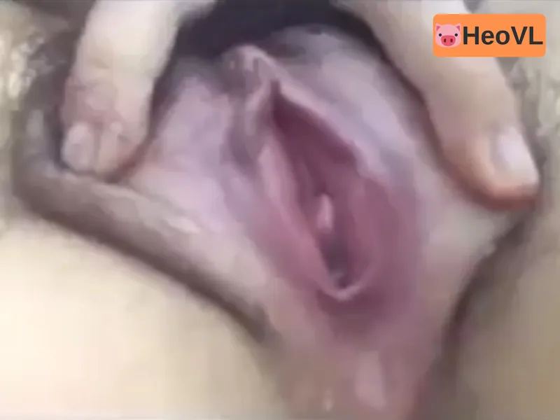 Em ghệ show cận cảnh bím đang thở